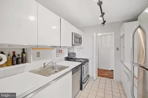 Kitchen - 9701 Fields Rd #1705, Gaithersburg, MD 20878 photo 3 of 4