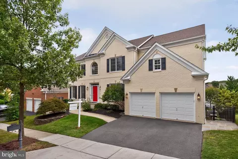 210 Long Trail Ln, Rockville, MD 20850