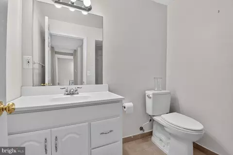 Bath - 9 Richview Ct, Potomac, MD 20854 photo 4 of 4
