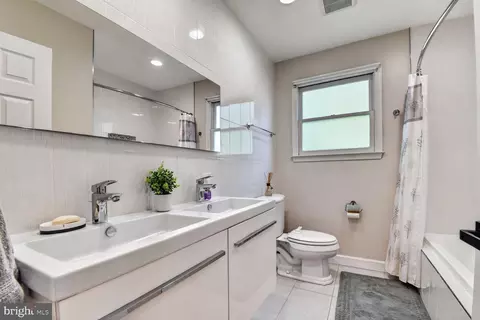 Bath - 9 Richview Ct, Potomac, MD 20854 photo 3 of 4