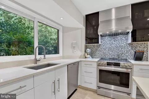 Kitchen - 9 Richview Ct, Potomac, MD 20854 photo 3 of 4