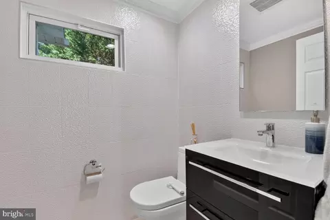 Bath - 9 Richview Ct, Potomac, MD 20854 photo 1 of 4