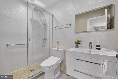 Bath - 9 Richview Ct, Potomac, MD 20854 photo 2 of 4