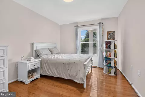 Bedroom - 9 Richview Ct, Potomac, MD 20854 photo 7 of 9