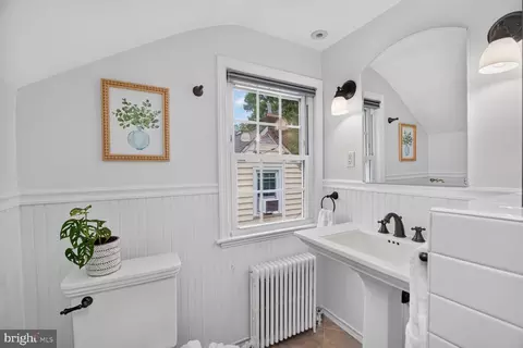 Bath - 301 Pinewood Ave, Silver Spring, MD 20901 photo 2 of 5