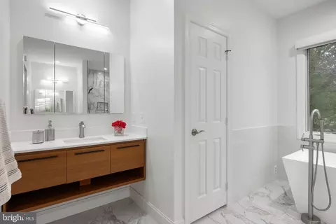 Bath - 2109 Link Rd, Silver Spring, MD 20905 photo 2 of 8