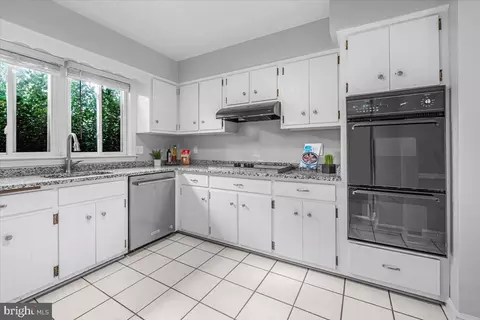 Kitchen - 14404 Tarpon Ter, Silver Spring, MD 20905 photo 1 of 2