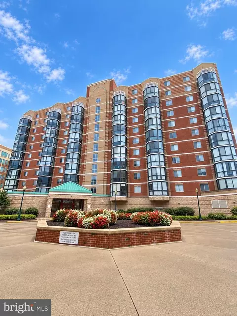 24 Courthouse Sq #1008 OR PH8, Rockville, MD 20850