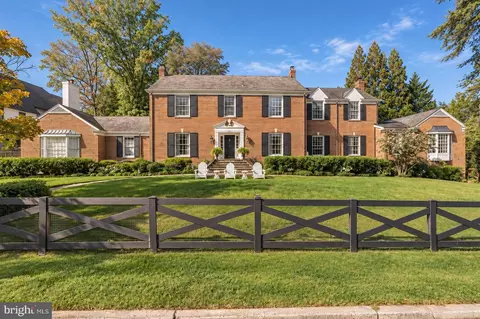 6928 Barrett Ln, Bethesda, MD 20814
