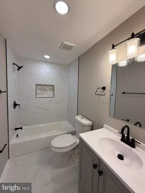 Bath - 15014 Dinsdale Dr, Silver Spring, MD 20906 photo 6 of 8