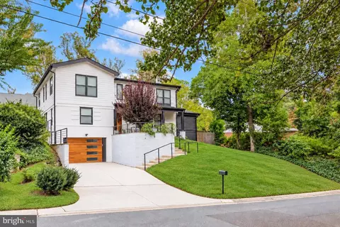 6303 Haviland Dr, Bethesda, MD 20817