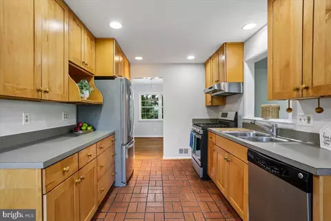 Kitchen - 1002 Broadmore Cir, Silver Spring, MD 20904 photo 4 of 5