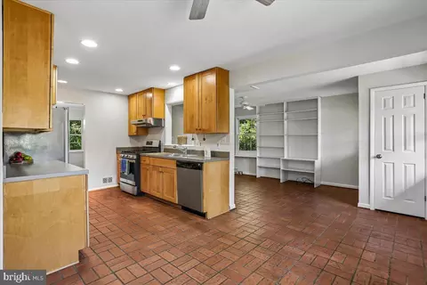 Kitchen - 1002 Broadmore Cir, Silver Spring, MD 20904 photo 5 of 5