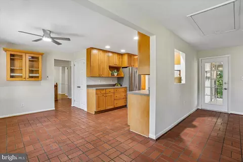 Entry Way - 1002 Broadmore Cir, Silver Spring, MD 20904 photo 3 of 5