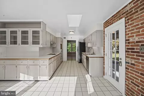Kitchen - 517 Highgate Ter, Silver Spring, MD 20904 photo 6 of 7