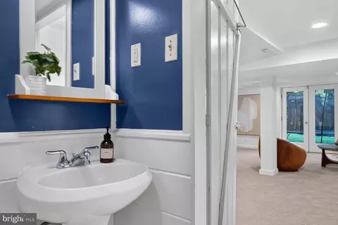 Bath - 2305 Peggy Ln, Silver Spring, MD 20910 photo 3 of 3