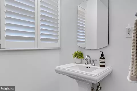 Bath - 2305 Peggy Ln, Silver Spring, MD 20910 photo 2 of 3