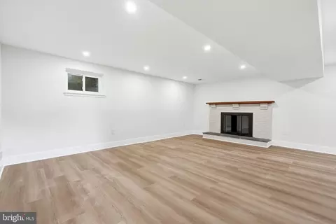 Living - 13205 Wilton Oaks Dr, Silver Spring, MD 20906 photo 5 of 7