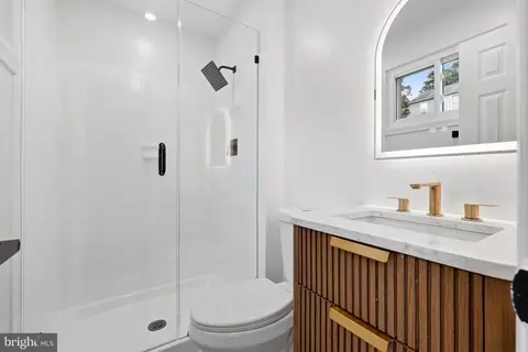Bath - 13205 Wilton Oaks Dr, Silver Spring, MD 20906 photo 2 of 4