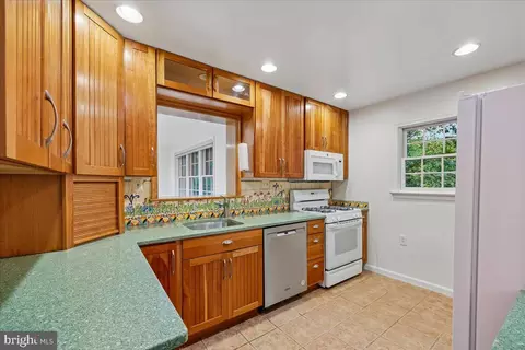 Kitchen - 10525 Kinloch Rd, Silver Spring, MD 20903 photo 2 of 2