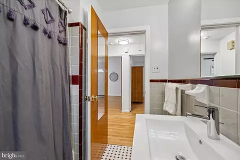 Bath - 10525 Kinloch Rd, Silver Spring, MD 20903 photo 2 of 5
