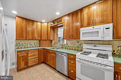 Kitchen - 10525 Kinloch Rd, Silver Spring, MD 20903 photo 1 of 2
