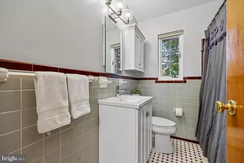 Bath - 10525 Kinloch Rd, Silver Spring, MD 20903 photo 1 of 5