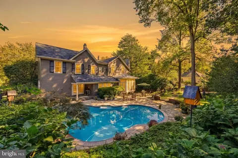 7010 Armat Dr, Bethesda, MD 20817