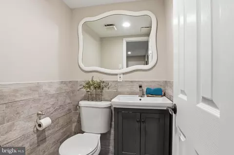 Bath - 8618 Manchester Rd #4, Silver Spring, MD 20901 photo 1 of 2