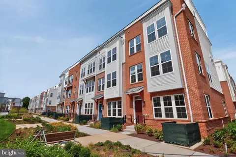 2521 Farmstead Dr #CLARKE 210, Rockville, MD 20850