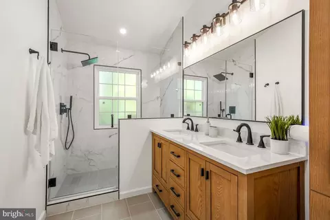 Bath - 1803 Locust Grove Rd, Silver Spring, MD 20910 photo 1 of 2