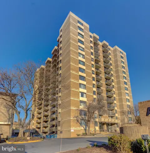 118 Monroe St #807, Rockville, MD 20850
