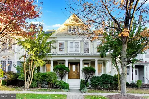 220 Watkins Pond Blvd, Rockville, MD 20850