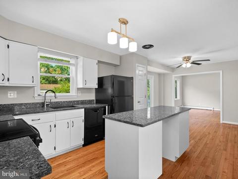 17214 Emerson Dr, Silver Spring, MD 20905 photo 2
