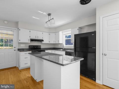 17214 Emerson Dr, Silver Spring, MD 20905 photo 3
