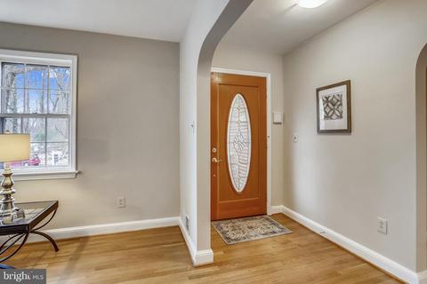 9802 Dameron Dr, Silver Spring, MD 20902 photo 4