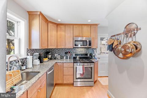 9905 Markham St, Silver Spring, MD 20901 photo 2