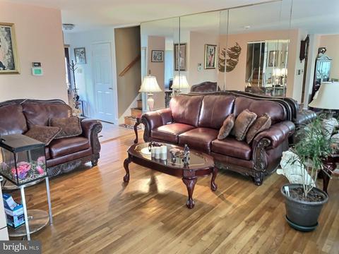 9003 Walkerton Dr, Lanham, MD 20706 photo 2