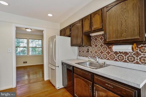 7004 Kingfisher Ln, Lanham, MD 20706 photo 9