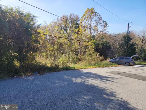 11 Balmoral Dr E, Oxon Hill, MD 20745