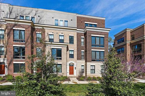 518 Harborview Dr, Oxon Hill, MD 20745