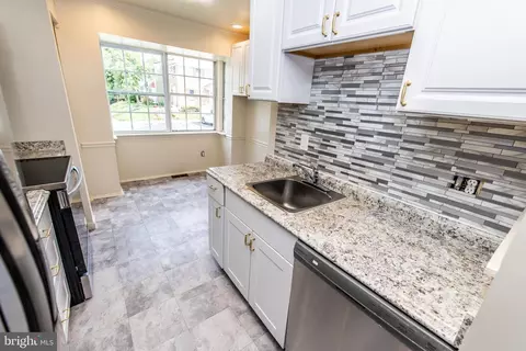 6912 Woodstream Ln, Lanham, MD 20706 photo 7