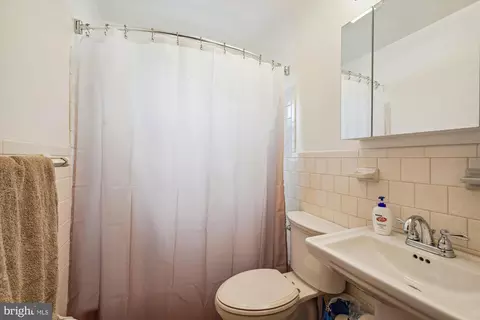 Bath - 15200 Croom Rd, Brandywine, MD 20613 photo 1 of 2