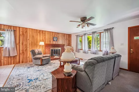 Living - 15200 Croom Rd, Brandywine, MD 20613 photo 2 of 7