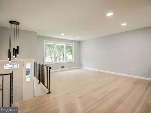 9214 Rolling View Dr, Lanham, MD 20706 photo 7