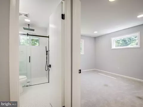 9214 Rolling View Dr, Lanham, MD 20706 photo 32