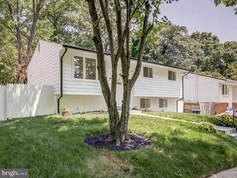 9214 Rolling View Dr, Lanham, MD 20706 photo 2