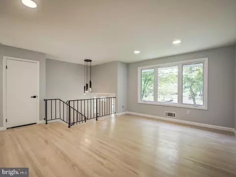 9214 Rolling View Dr, Lanham, MD 20706 photo 8