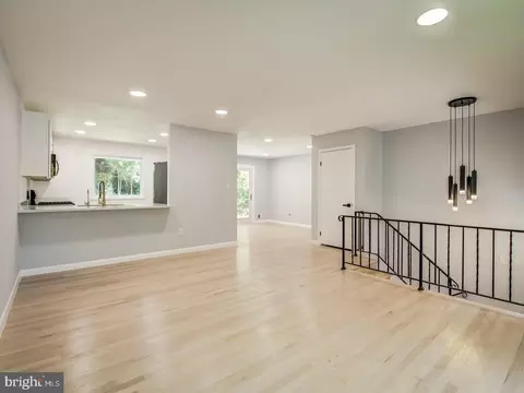 9214 Rolling View Dr, Lanham, MD 20706 photo 9