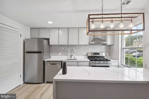 1925 Dutch Village Dr #I-242, Hyattsville, MD 20785